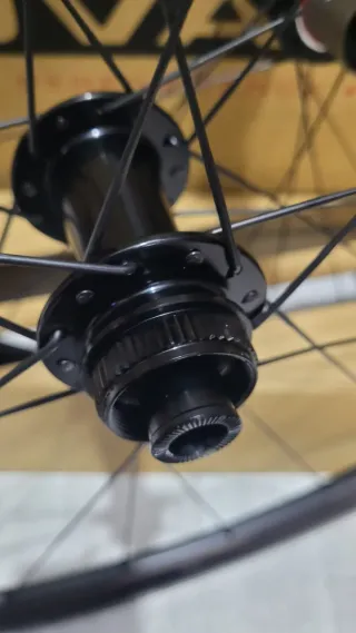 Ruedas carbono Novatec R3 700c brave.