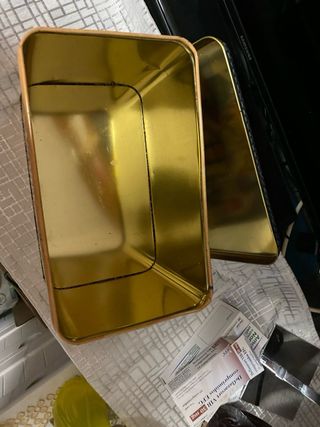 Caja de lata decorada y tan bien hucha
