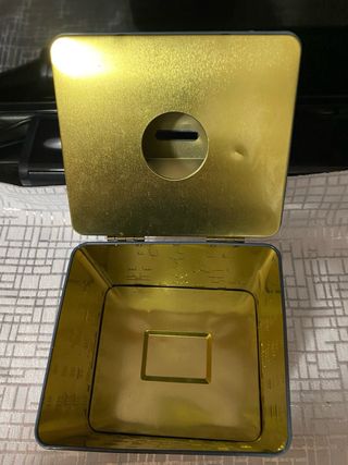 Caja de lata decorada y tan bien hucha