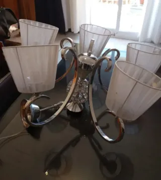 Lámpara de mesa plateada y blanca