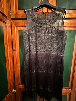Vestido de fiesta con flecos tipo charlestón