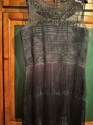 Vestido de fiesta con flecos tipo charlestón