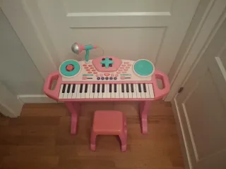 Piano infantil rosa con micrófono y taburete