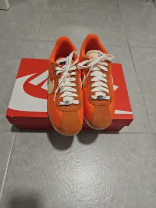 Nike Cortez Naranja y Beige