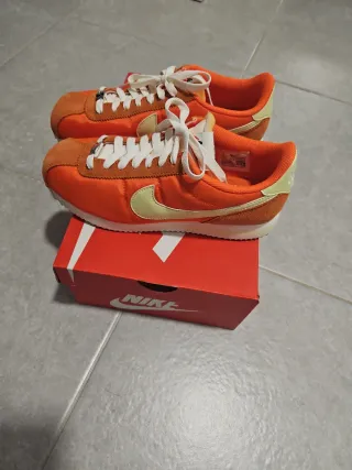 Nike Cortez Naranja y Beige