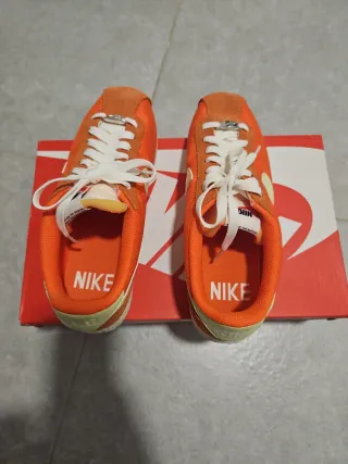 Nike Cortez Naranja y Beige