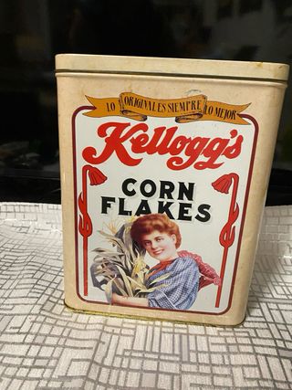 Varie scatole decorate in latta a 8 € l'unità