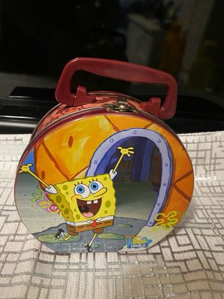 Varie scatole decorate in latta a 8 € l'unità