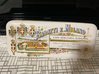 Varie scatole decorate in latta a 8 € l'unità