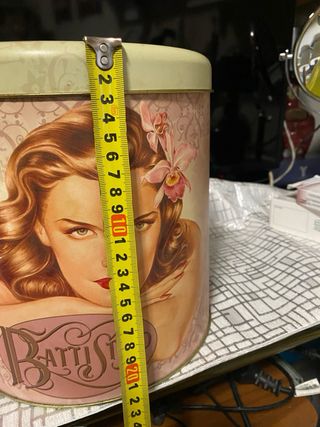 Varie scatole decorate in latta a 8 € l'unità