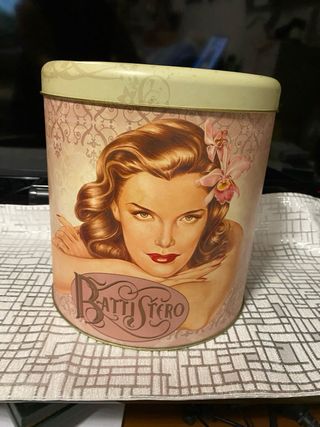 Varie scatole decorate in latta a 8 € l'unità