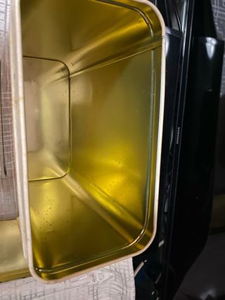 Varie scatole decorate in latta a 8 € l'unità