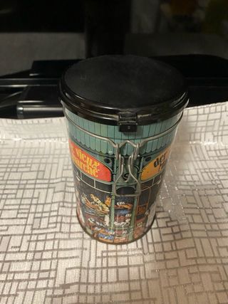 Varie scatole decorate in latta a 8 € l'unità