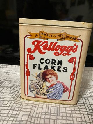 Varie scatole decorate in latta a 8 € l'unità