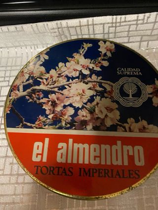 Varie scatole decorate in latta a 8 € l'unità