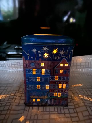 Varie scatole decorate in latta a 8 € l'unità