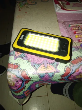 Luz LED portátil y carga móvil