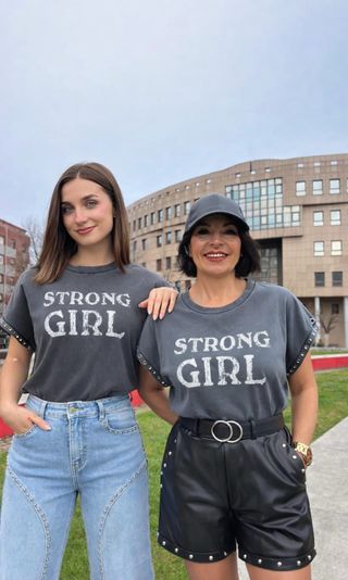 Camiseta Strong Girl con arandelas