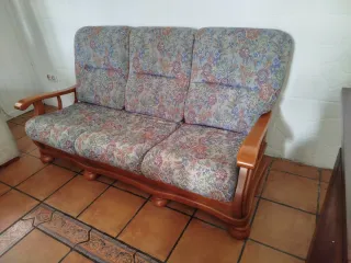 Sofá de 3 plazas con estructura de madera
