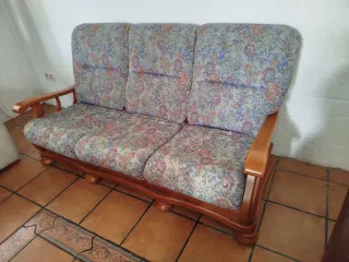 Sofá de 3 plazas con estructura de madera