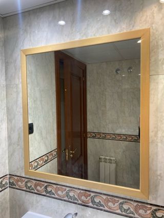 Espejo de baño con marcos de madera y cristal
