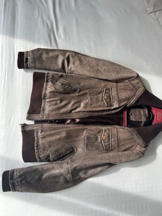 Cazadora de piel auténtica de color marrón