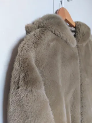 Bomber de pelo con capucha