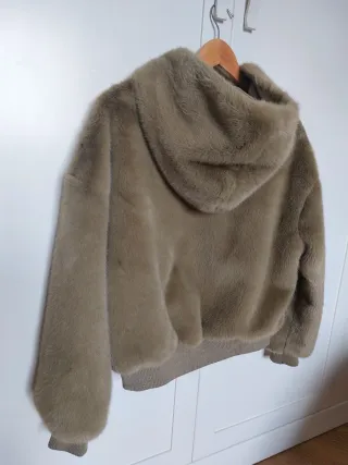 Bomber de pelo con capucha