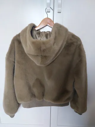 Bomber de pelo con capucha