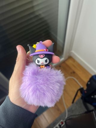 Porta-chaves Kuromi com pompom lilás