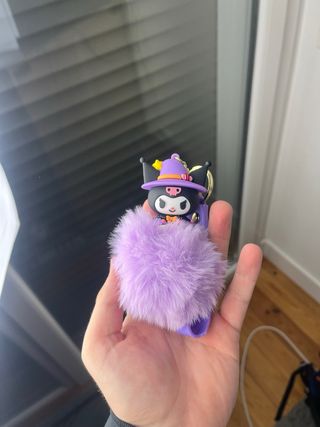 Porta-chaves Kuromi com pompom lilás