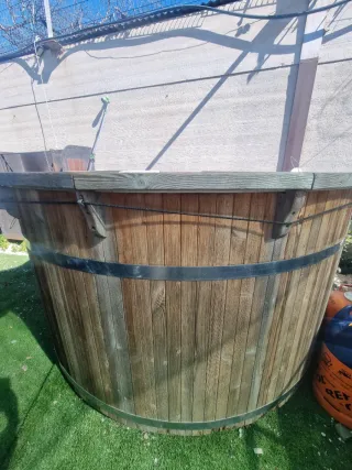 Jacuzzi de madera con detalles metálicos
