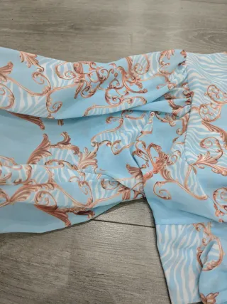 Conjunto azul y dorado estampado