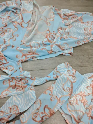 Conjunto azul y dorado estampado