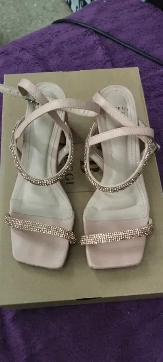 Sandalias Beige Tiras Doradas Tacón Ancho