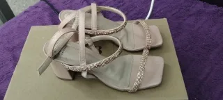 Sandalias Beige Tiras Doradas Tacón Ancho