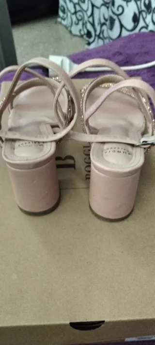 Sandalias Beige Tiras Doradas Tacón Ancho