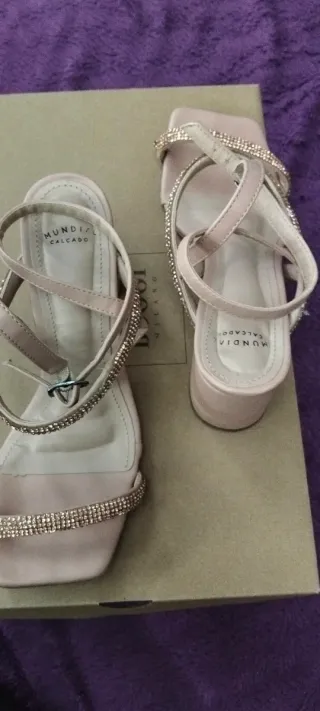 Sandalias Beige Tiras Doradas Tacón Ancho