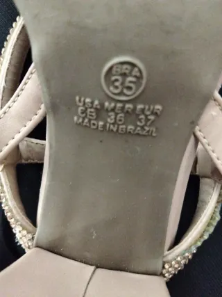 Sandalias Beige Tiras Doradas Tacón Ancho