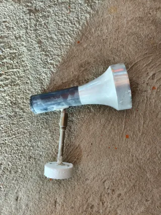 Lámpara de metal y plástico