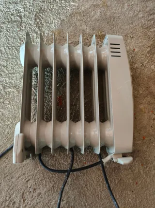 Radiador eléctrico gris y blanco