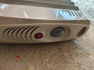 Radiador eléctrico gris y blanco