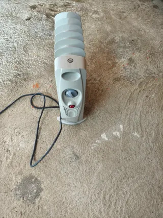 Radiador eléctrico gris y blanco