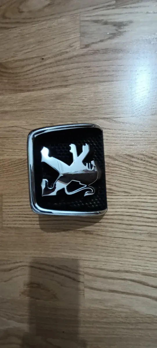 Peugeot 307 - Insignia Capot Delantero