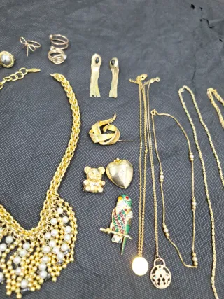 Lote Bisutería Antigua Dorada y Multicolor