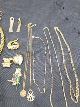 Lote Bisutería Antigua Dorada y Multicolor