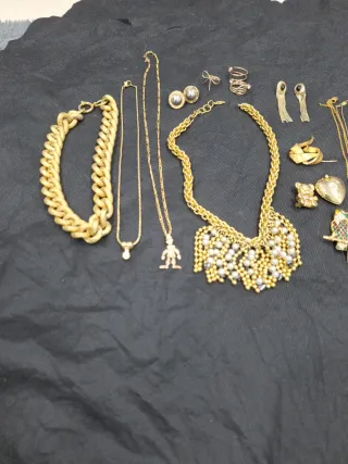 Lote Bisutería Antigua Dorada y Multicolor