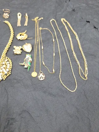 Lote Bisutería Antigua Dorada y Multicolor