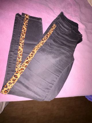 Pantalones vaqueros negros con detalle leopardo
