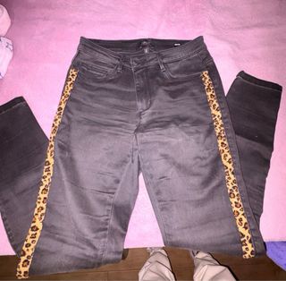 Pantalones vaqueros negros con detalle leopardo